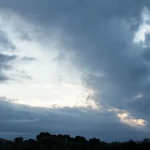 Lluvias débiles y temperaturas con pocos cambios hoy