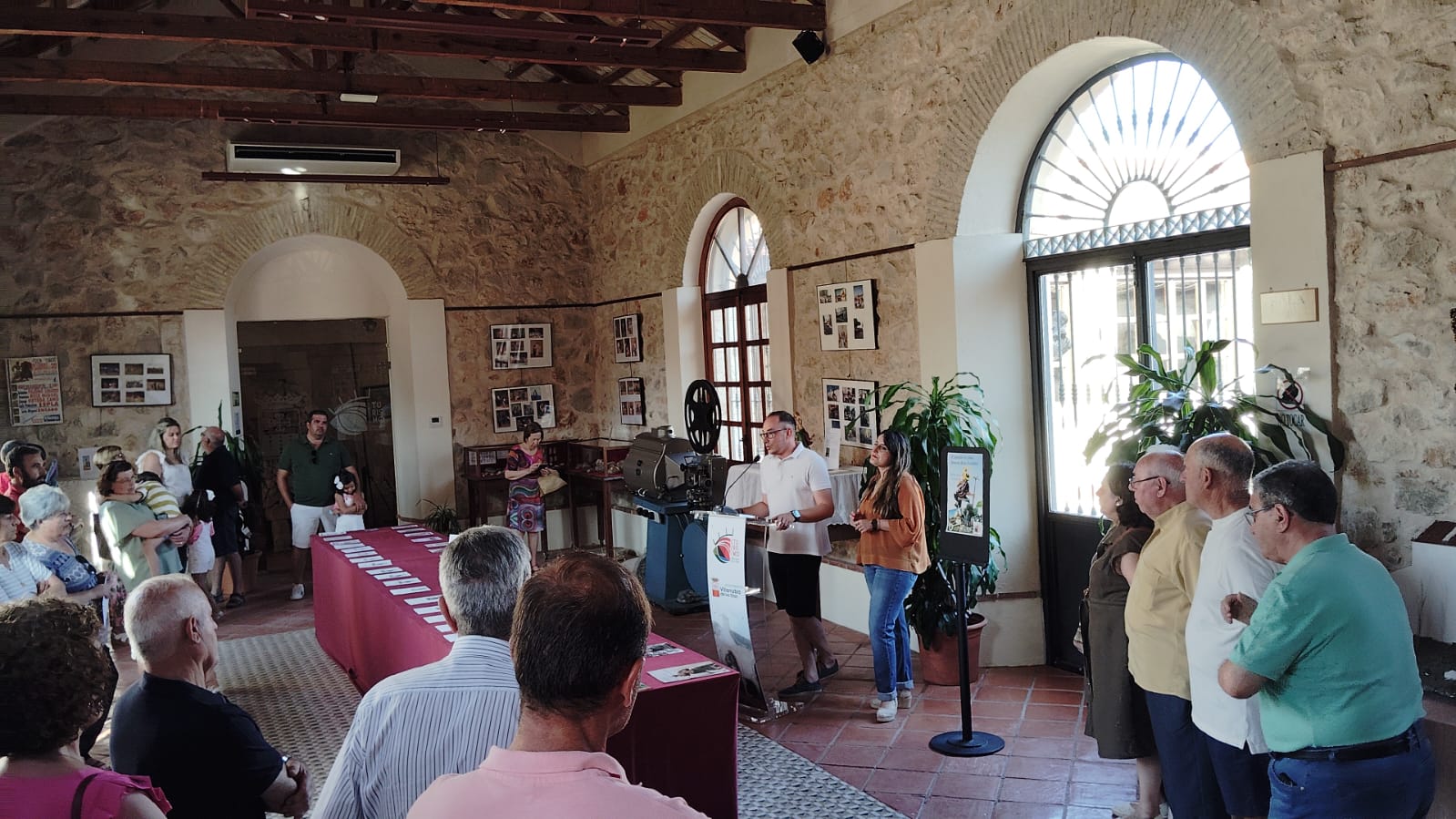 La tarde del jueves 26 de junio se inauguró oficialmente la exposición » 40 años de la semana de San Cristóbal»